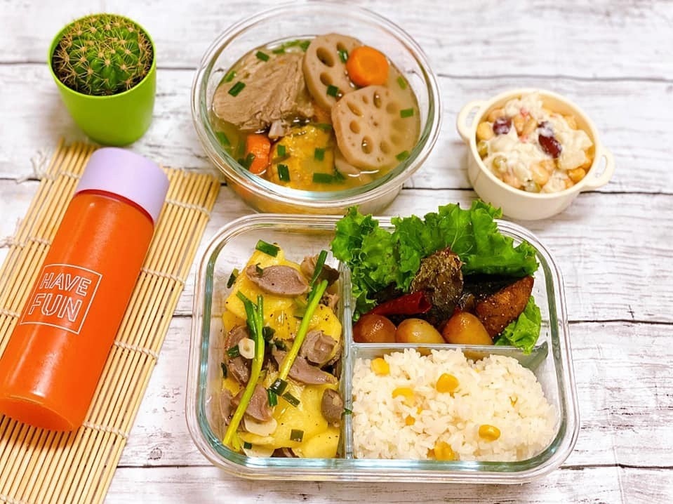 Hop com trua van phong cua nguoi Viet o Nhat hinh anh