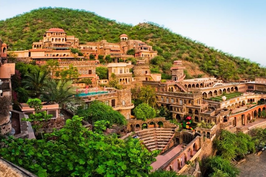 Khach san hang sang duoc xay dung tu phe tich co hinh anh