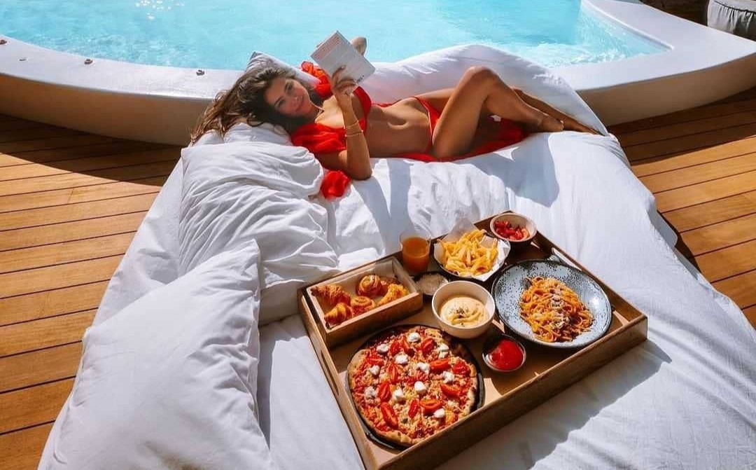 5 bua sang ben ho boi tai cac khach san noi tieng the gioi hinh anh