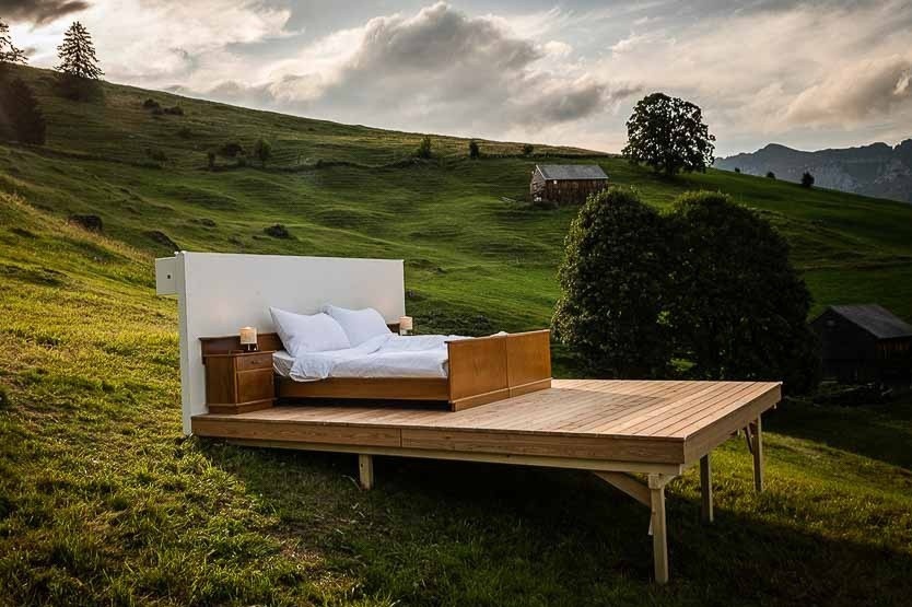 Phong khach san lo thien giua nui hinh anh