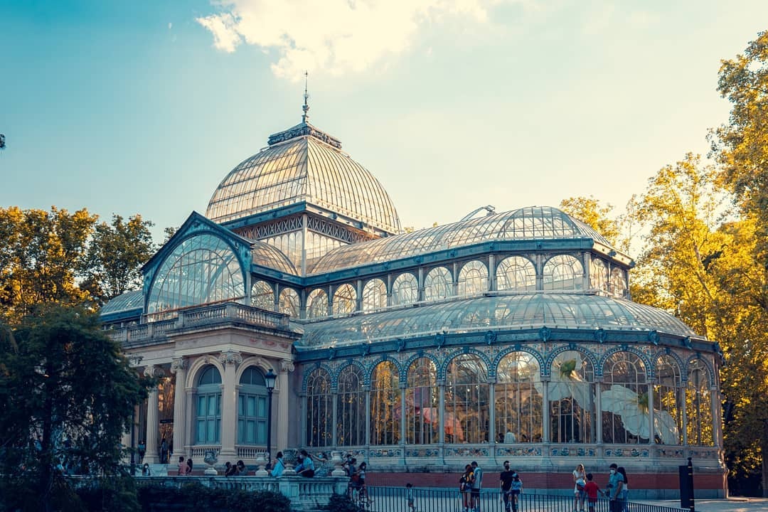 Cung dien pha le tram tuoi hut khach check-in hinh anh