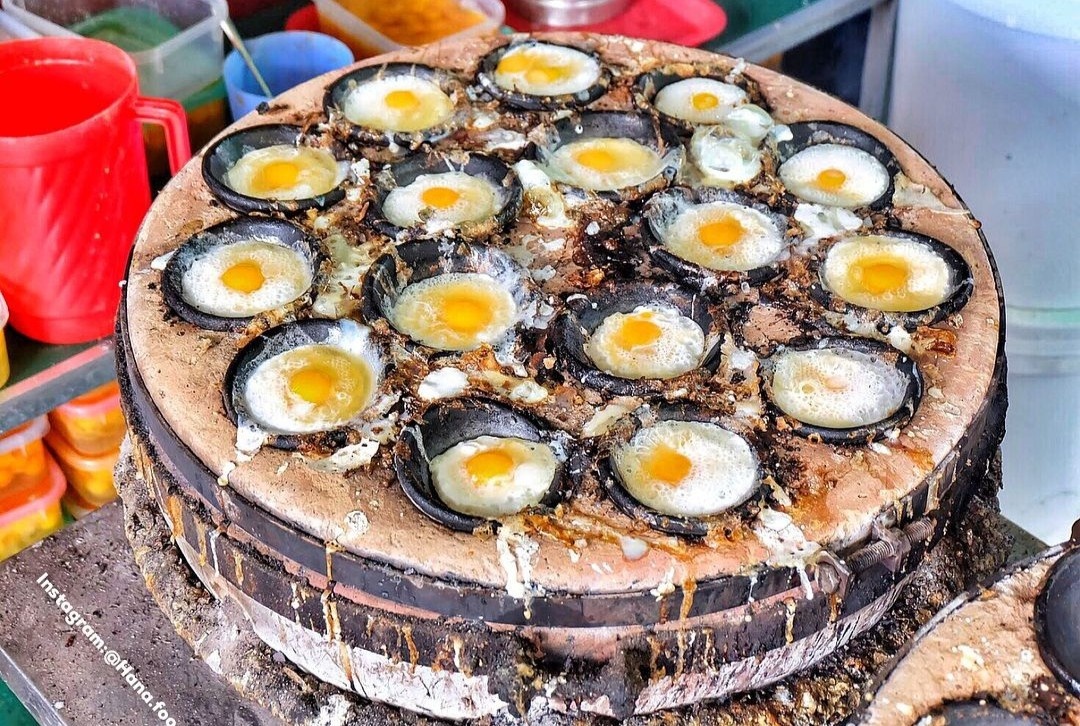 Khach Tay thu an banh can Da Lat hinh anh