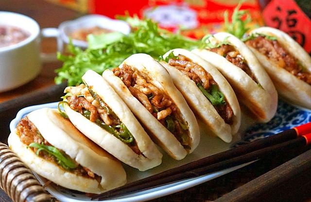 Banh bao kep thit kho o Trung Quoc hinh anh