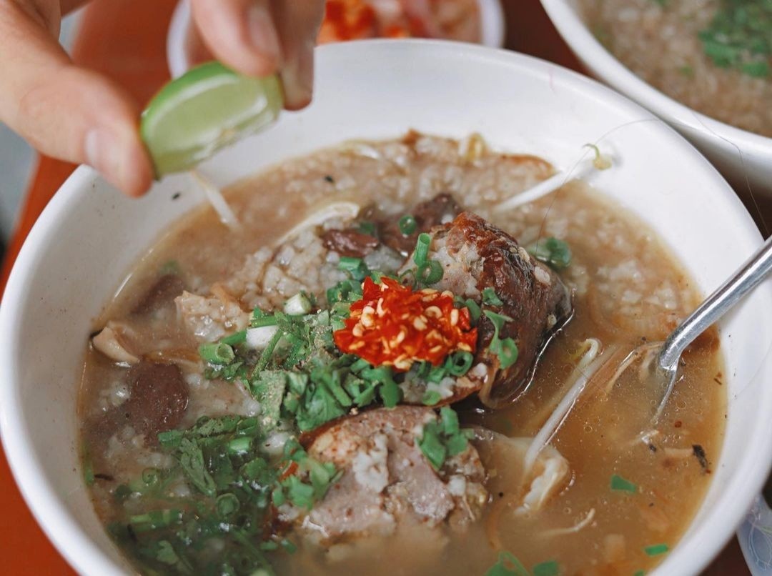 Khach Tay thu an chao long o TP.HCM hinh anh