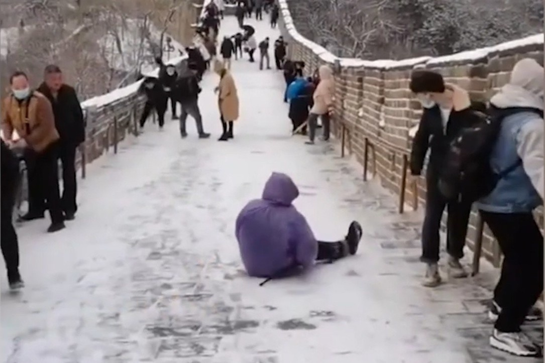 Du khach truot nga khi leo Van Ly Truong Thanh giua troi tuyet hinh anh