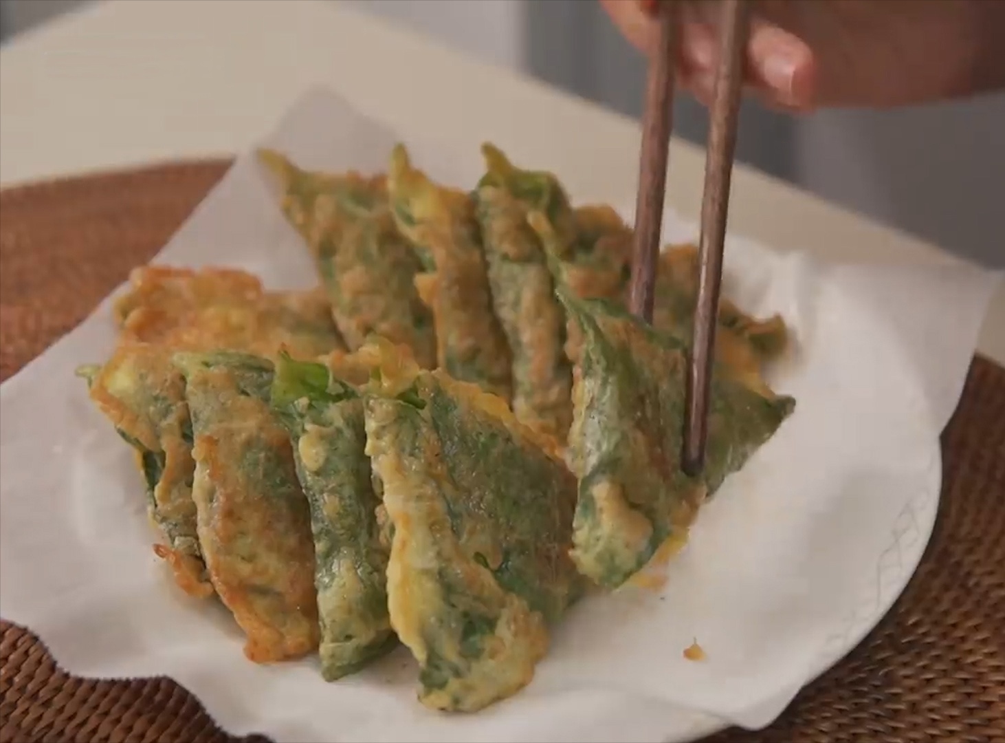 Lam cha thit cuon la tia to hinh anh