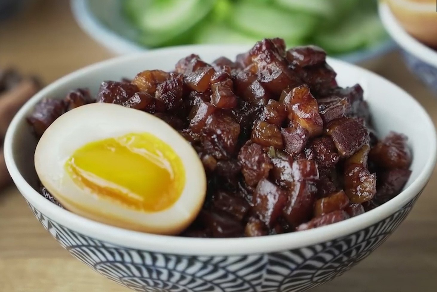 Mon thit kho kem trung long dao cho bua toi hinh anh