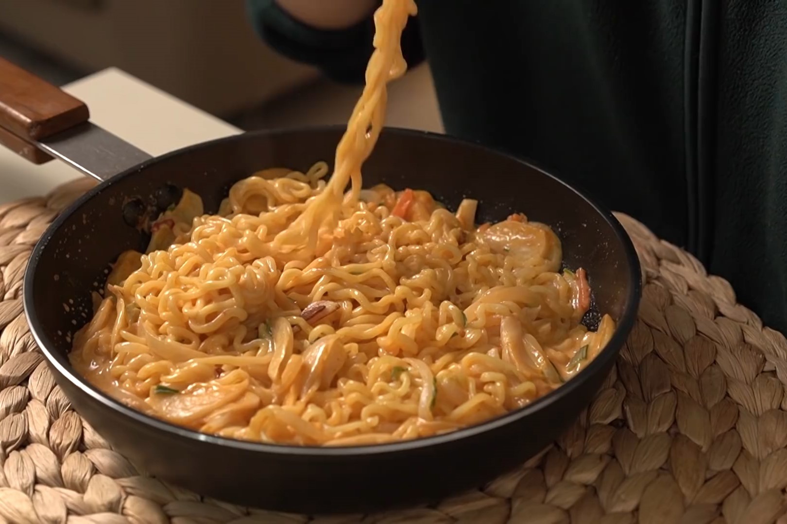 Cach lam mi tom nau pho mai chuan Han Quoc hinh anh