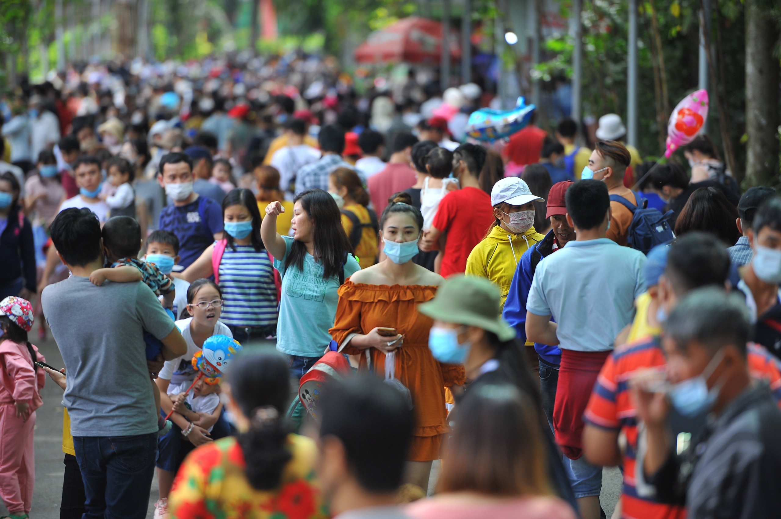Hang nghin nguoi xep hang mua ve vao Thao Cam Vien sang dau nam hinh anh