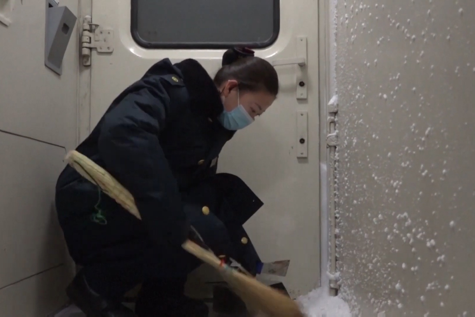 Thoi tiet am 30 do C gay kho khan cho cac chuyen tau o Trung Quoc hinh anh