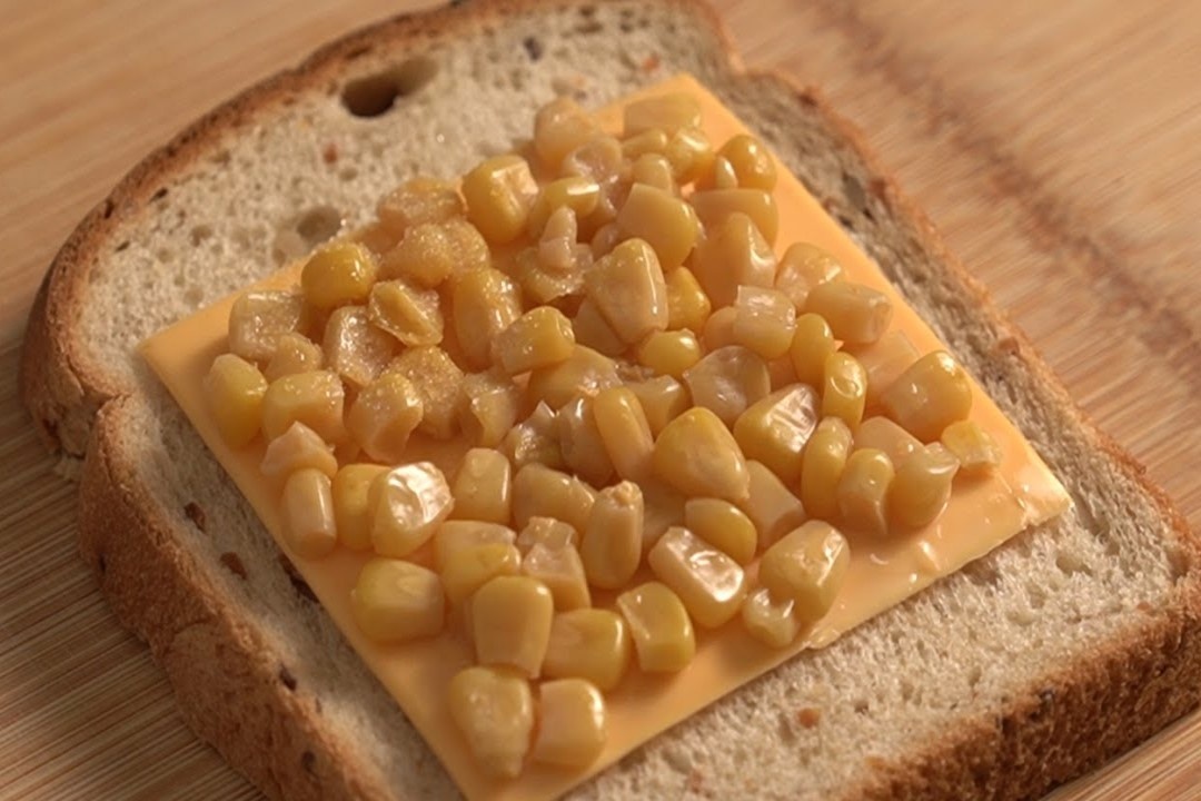 Hoc lam sandwich pho mai nhanh gon bang lo vi song hinh anh