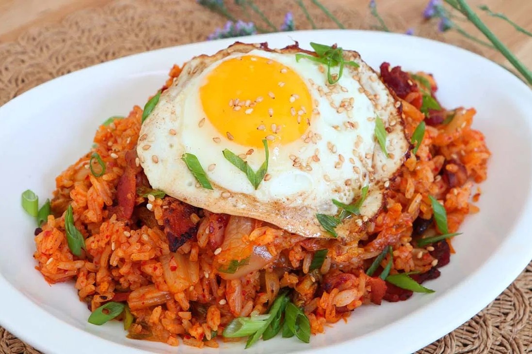 Cach lam com chien kim chi kem trung op la hinh anh