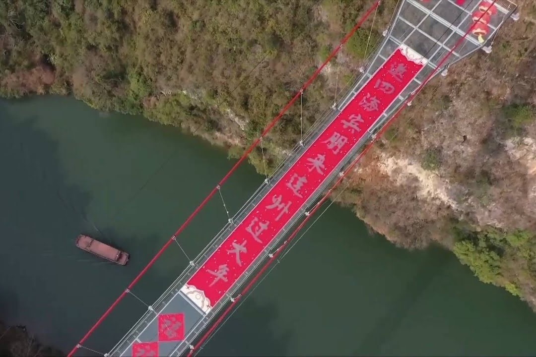 Cau doi dai 168 m tren cau day kinh o Trung Quoc hinh anh