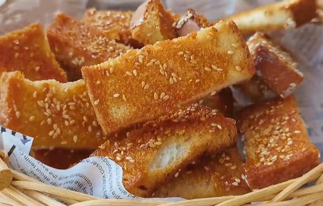 Lam banh mi nuong mat ong an vat ngay Tet hinh anh