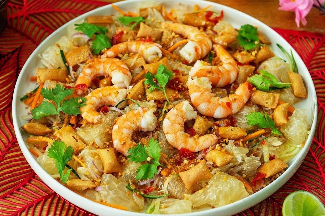 Salad tom buoi chong ngay ngay Tet hinh anh