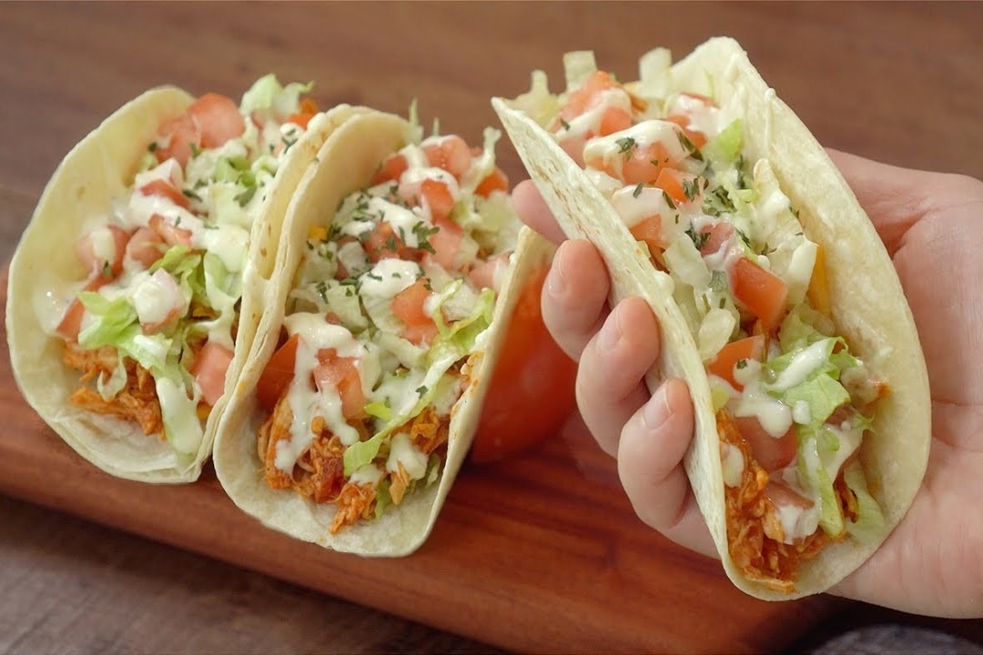 Lam banh taco ga xa lach moi la cho ngay dau nam hinh anh