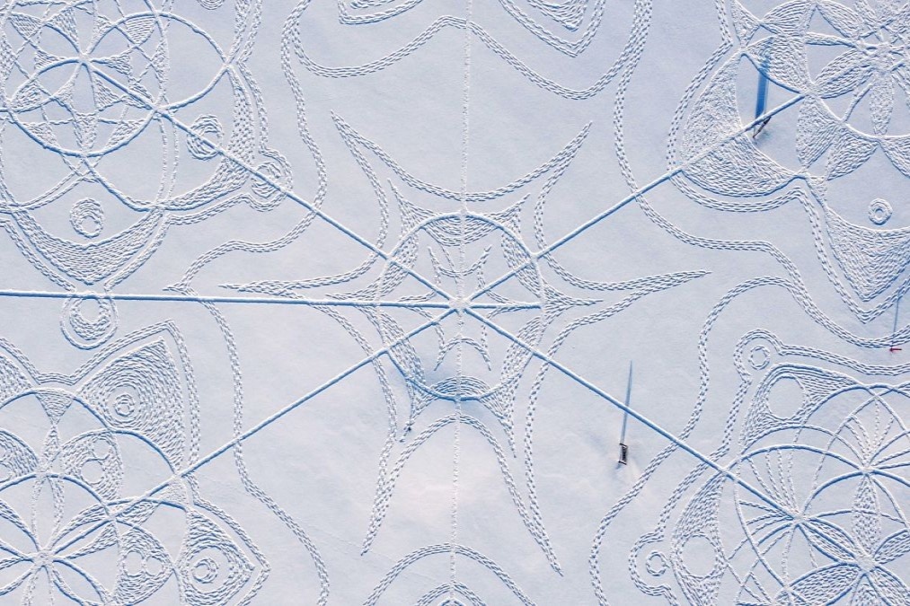 In hang nghin dau chan len tuyet de tao hinh hoc nghe thuat hinh anh