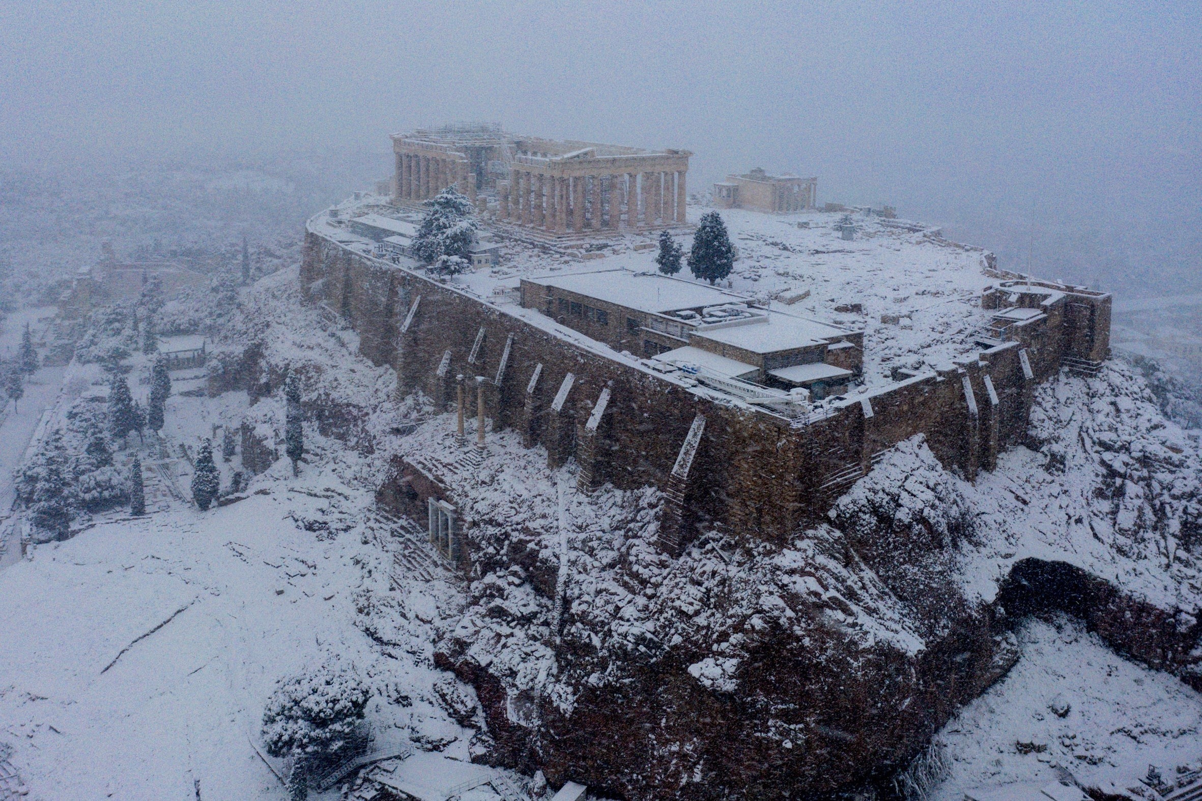 Bao tuyet bao phu thanh co Acropolis hinh anh