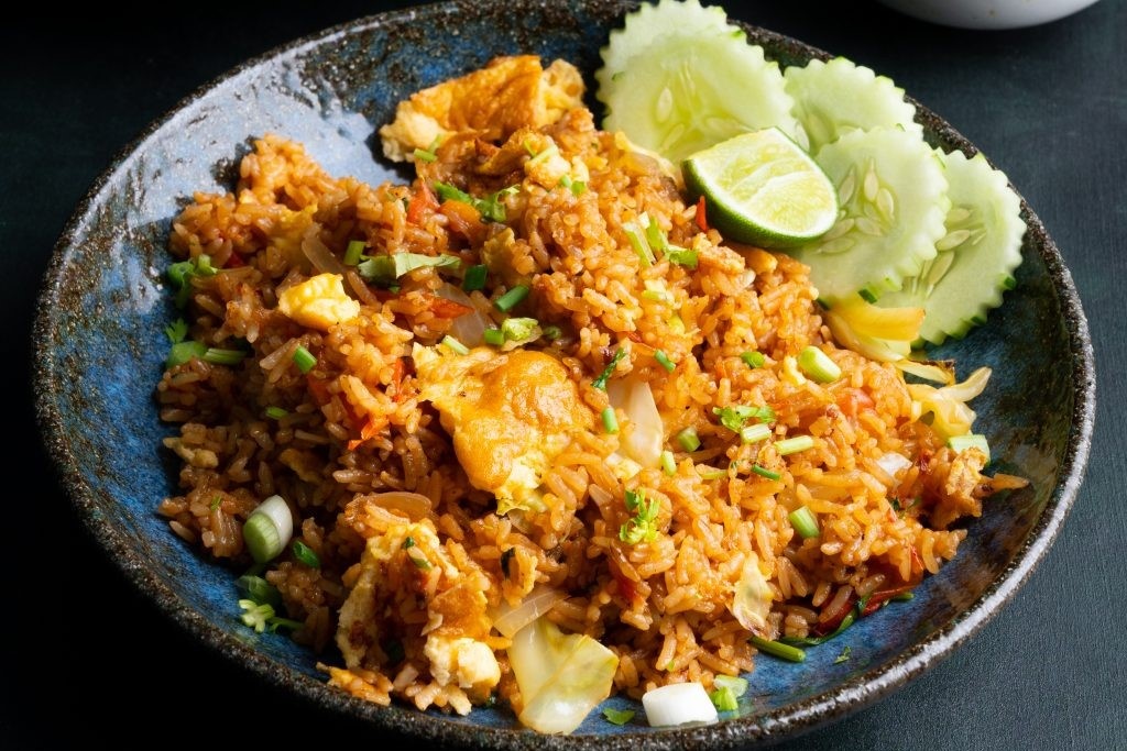 Cach lam com chien trung kieu Thai hinh anh