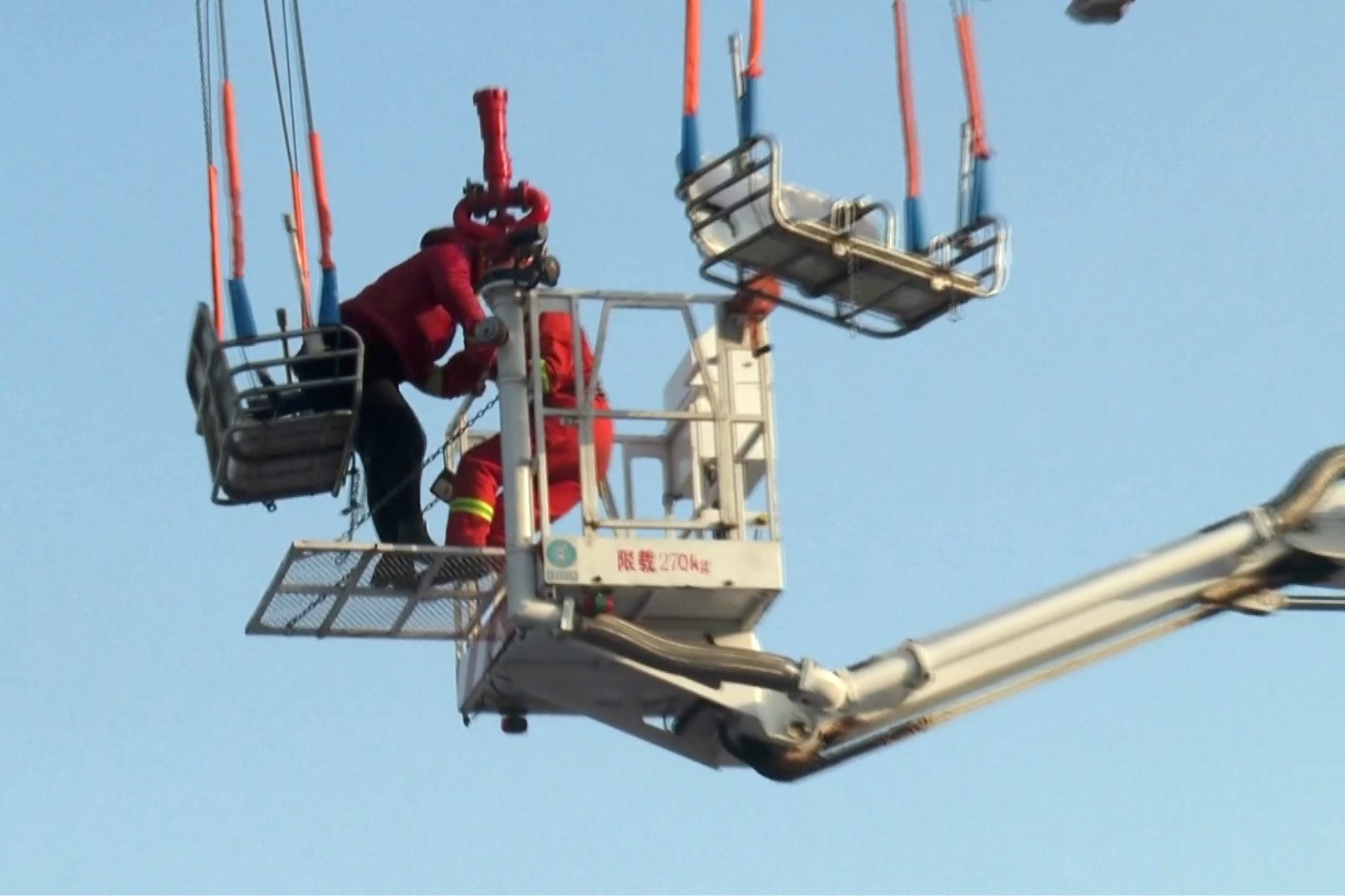 Giai cuu 35 du khach mac ket tren du quay hinh anh