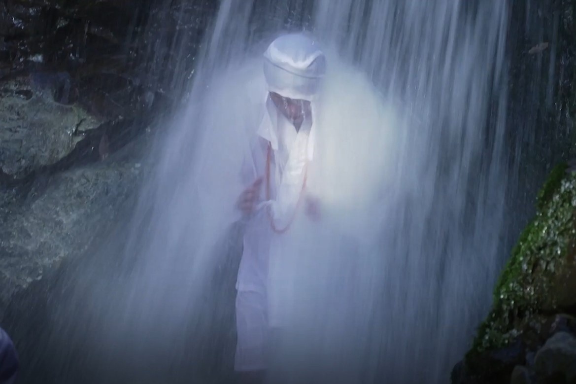 Nghi le thien duoi thac nuoc lanh o Nhat Ban hinh anh