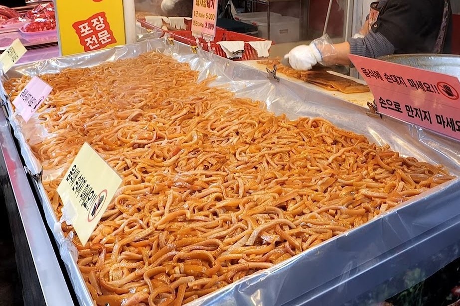 Bi lon luoc xi dau tren duong pho Han Quoc hinh anh