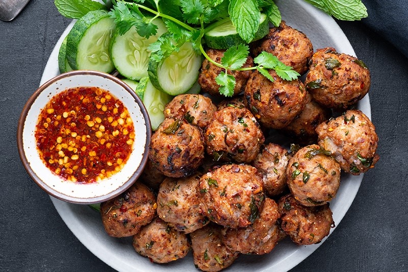 Cong thuc lam thit vien chien voi nuoc cham chua cay hinh anh