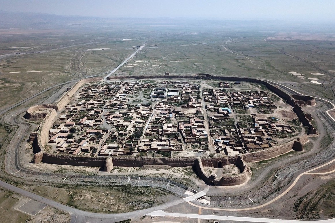 Phao dai co 400 nam tuoi nam giua hoang mac hinh anh