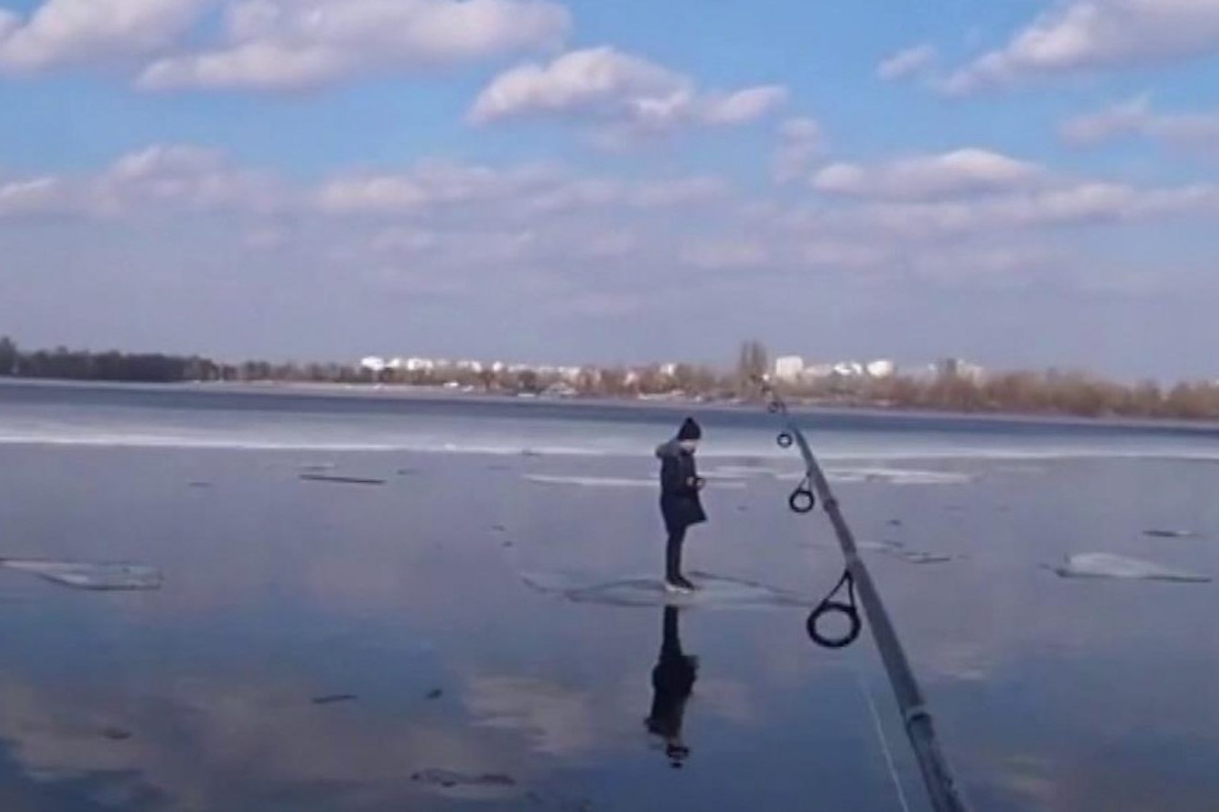 Ngu dan quang can cau cuu be trai giua song bang hinh anh