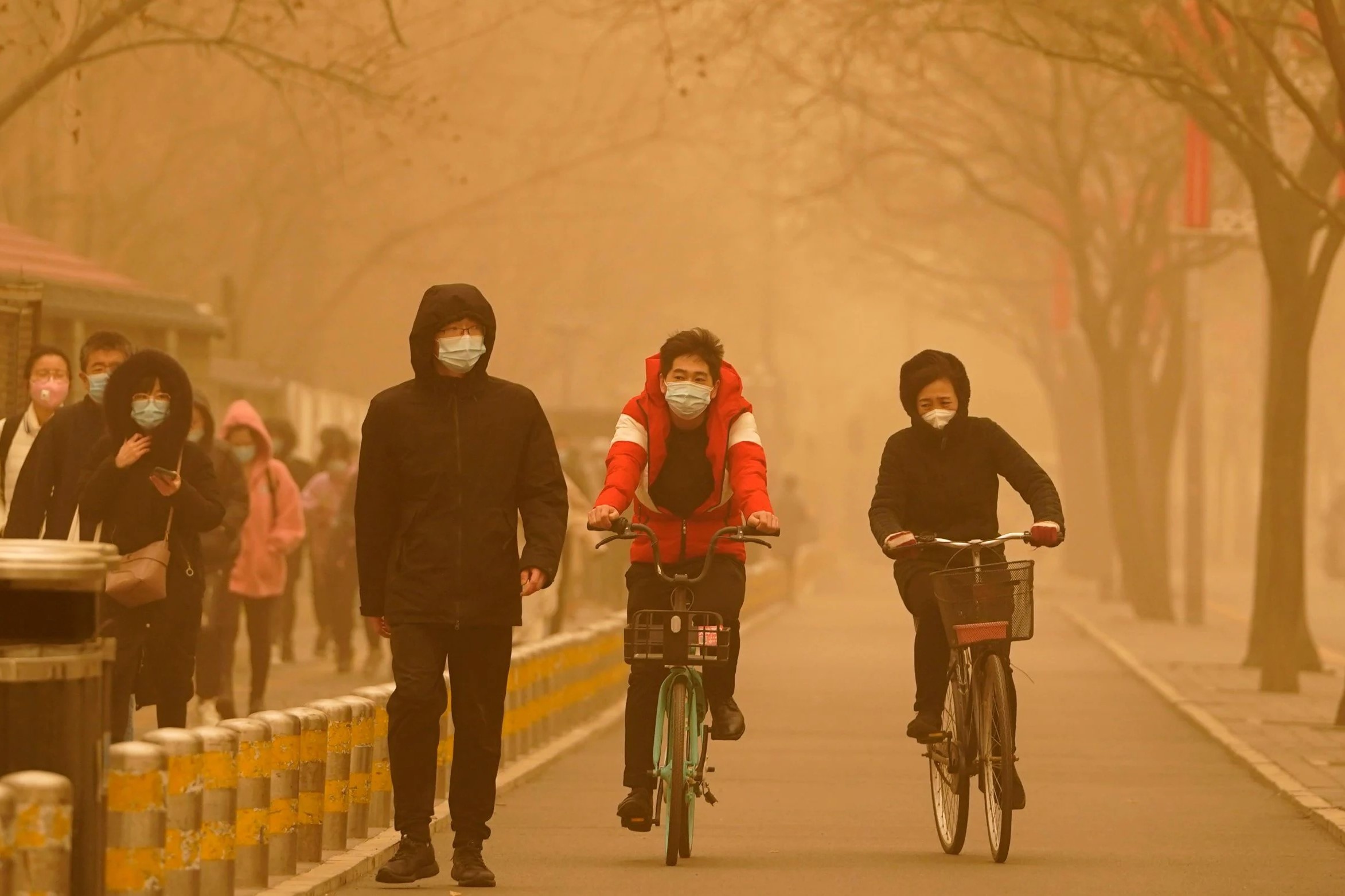 Thanh pho Bac Kinh tiep tuc chim trong bao cat hinh anh