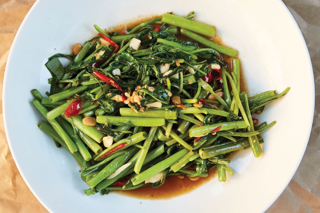 Cach xao rau muong kieu Thai ngon hinh anh