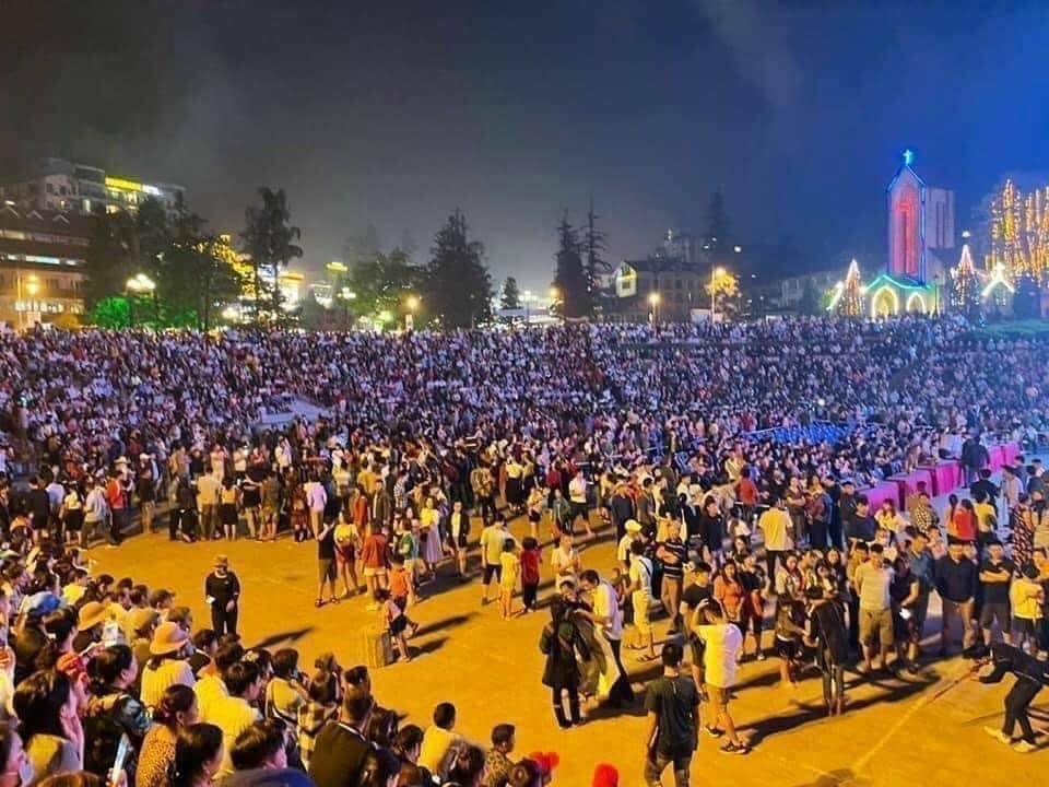 Du khach do ve Sa Pa, quang truong dong duc cuoi tuan hinh anh