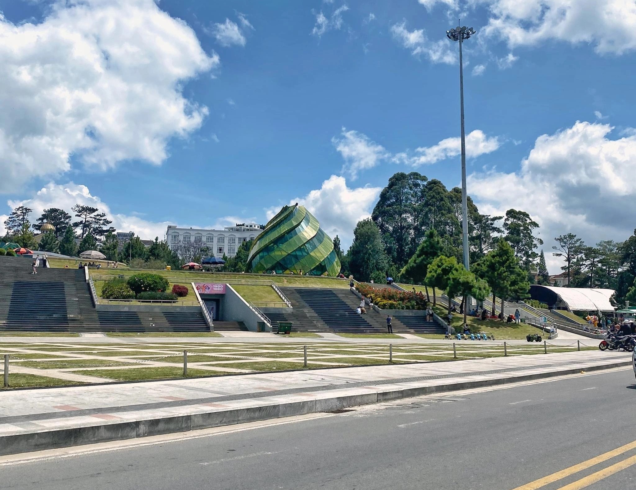Trung tam Da Lat vang bong du khach chieu 30/4 hinh anh