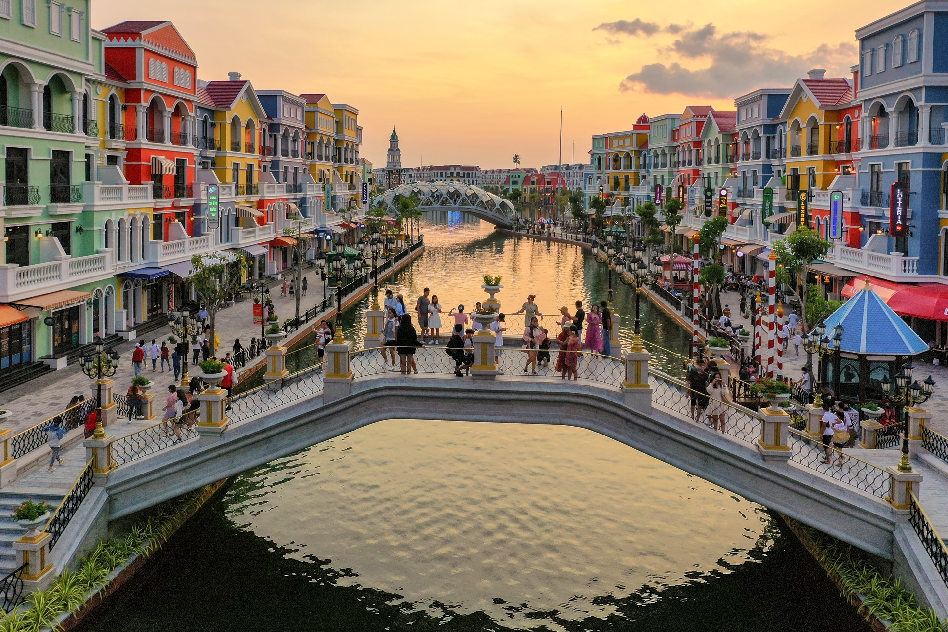 Du khach choi dem tai 'thanh pho khong ngu' o Phu Quoc hinh anh