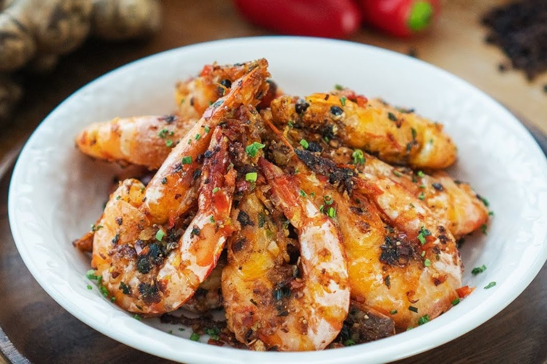 Tom rang muoi tieu don gian cho bua com chieu hinh anh