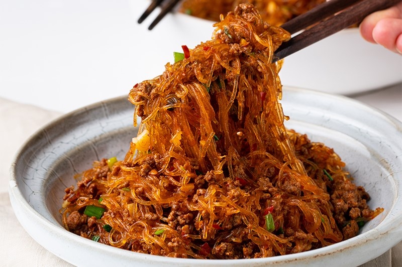 Cach lam mien xao thit bo don gian hinh anh