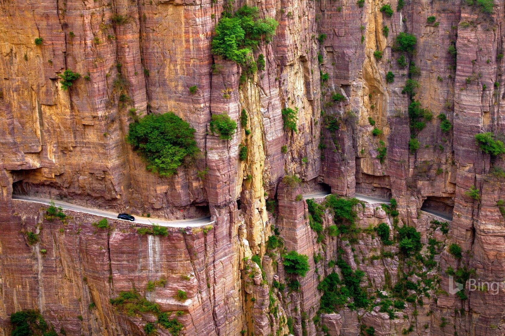 Cung duong khoet nui nguy hiem nhat the gioi hinh anh