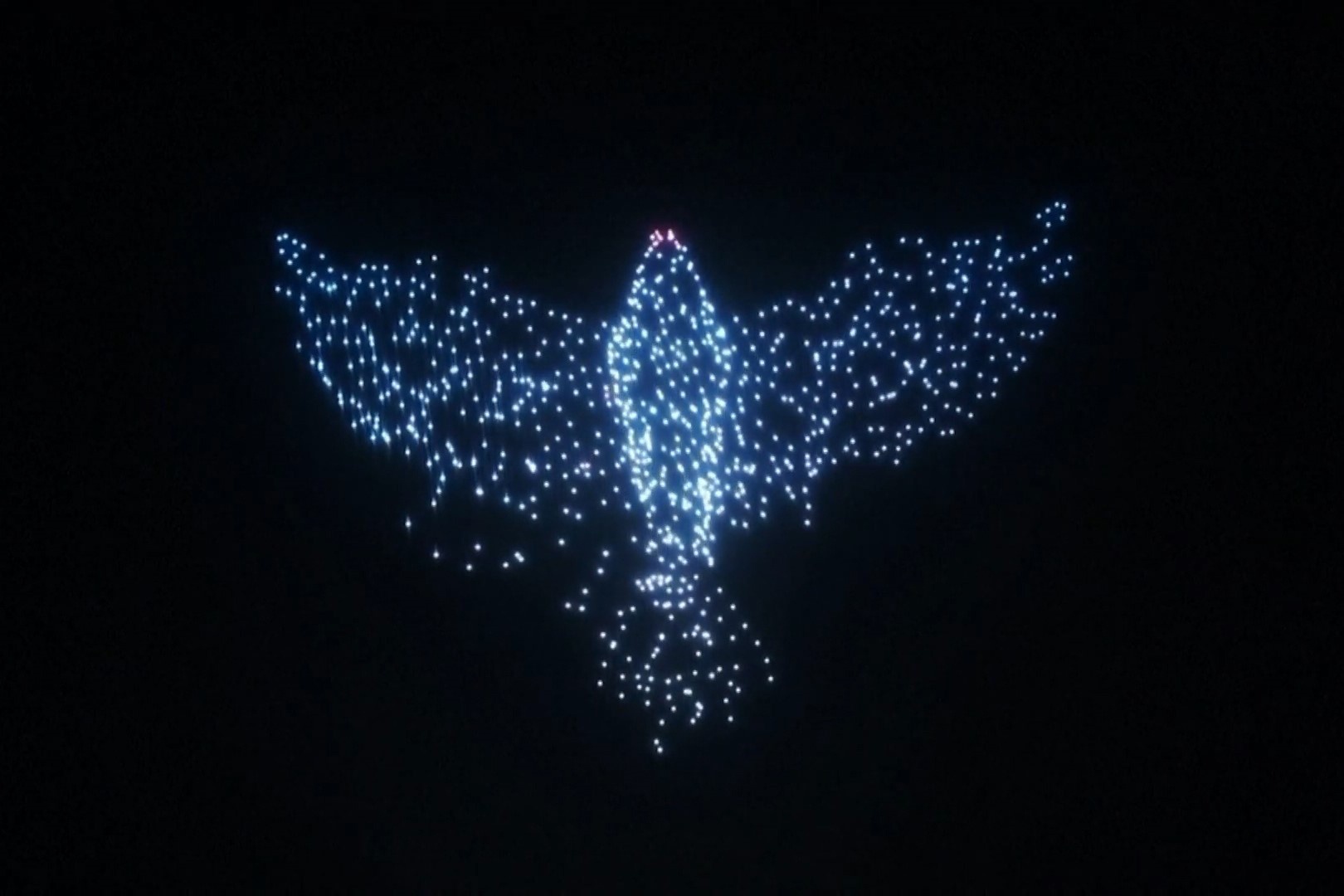 Hon 1.000 drone thap sang bau troi dem o Nga hinh anh