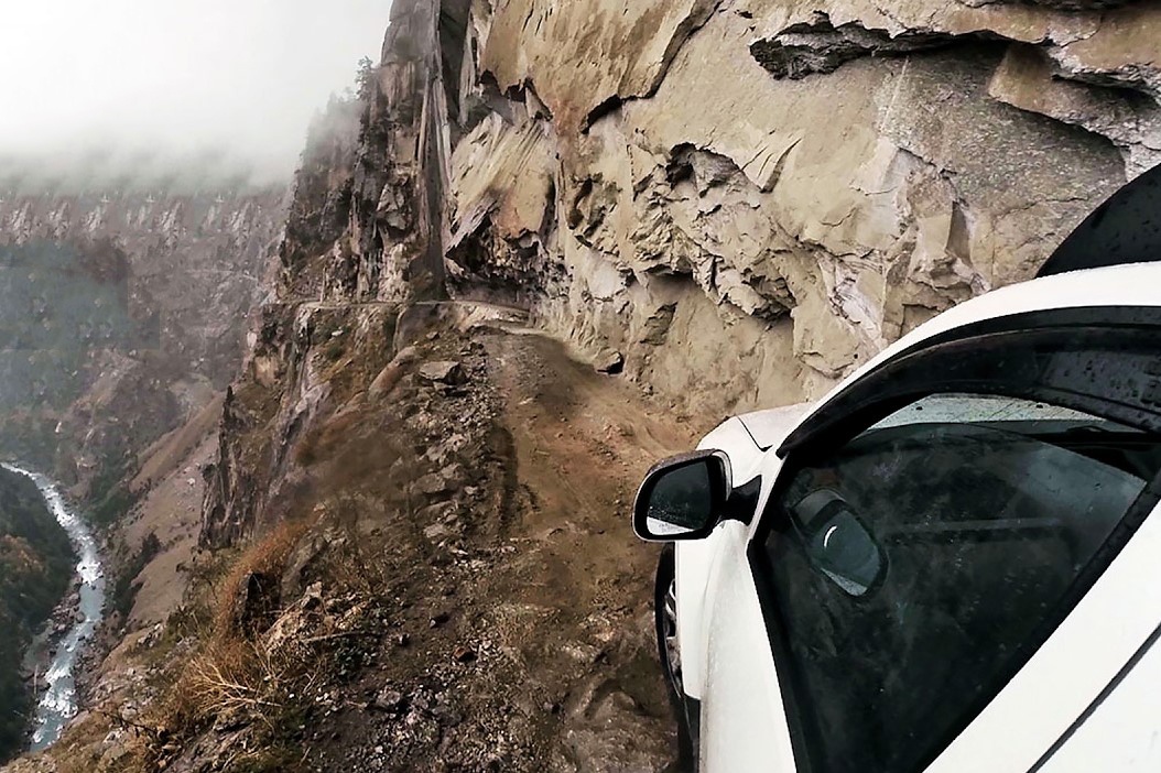 Cung duong chi vua mot oto nguy hiem nhat the gioi hinh anh