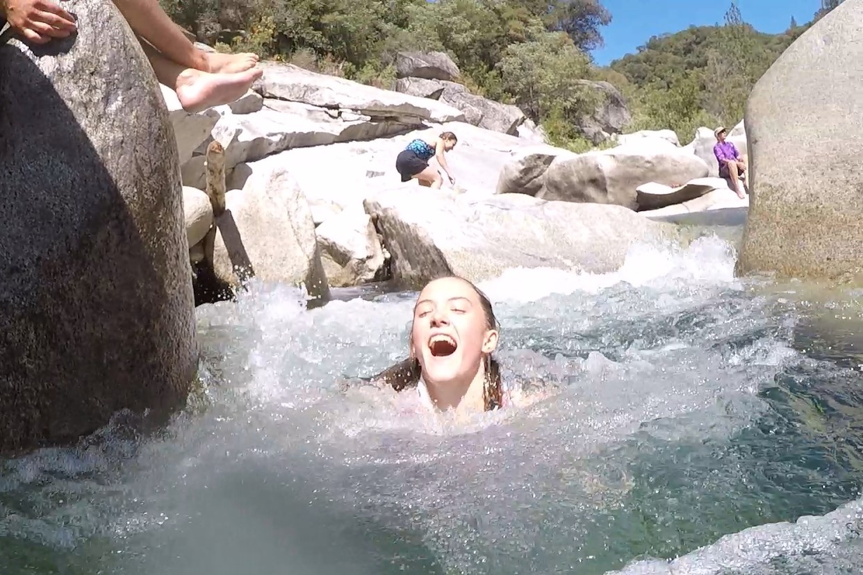 Ho sau giua dong nuoc chay xiet thu hut du khach nhay xuong hinh anh