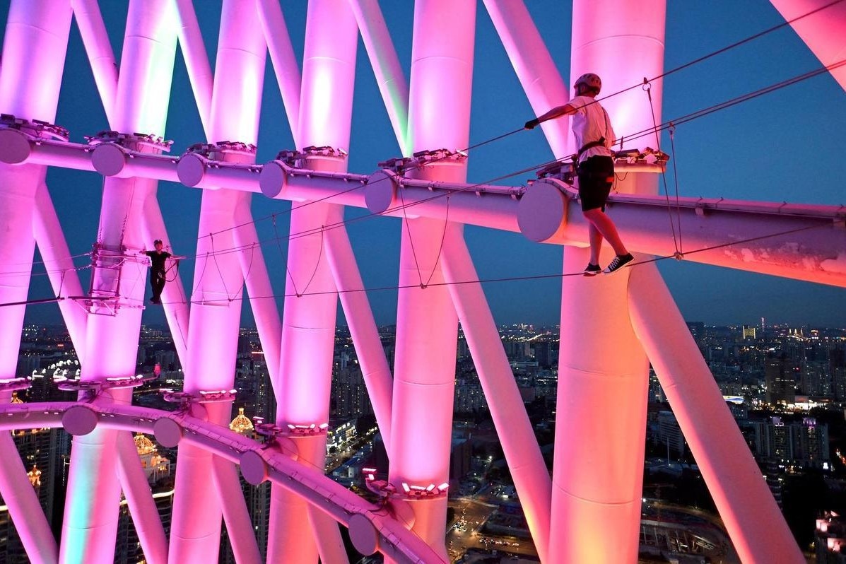 Trai nghiem dung tim tren thap truyen hinh cao nhat Trung Quoc hinh anh