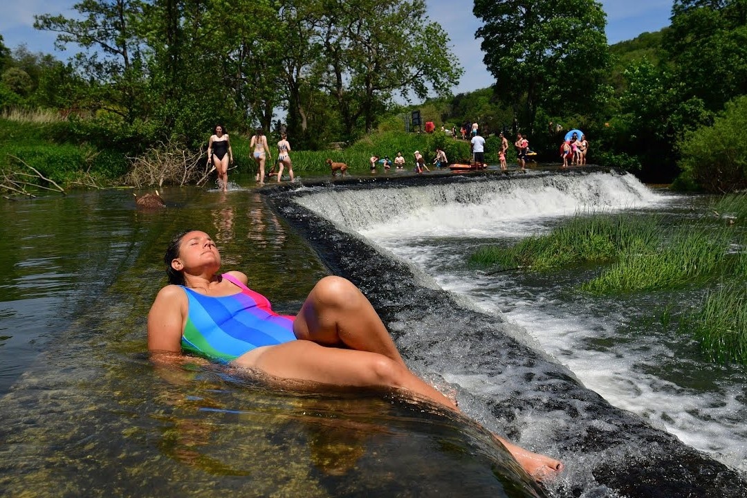 Dan do ra bien trong ngay nong nhat 2021 o Anh hinh anh