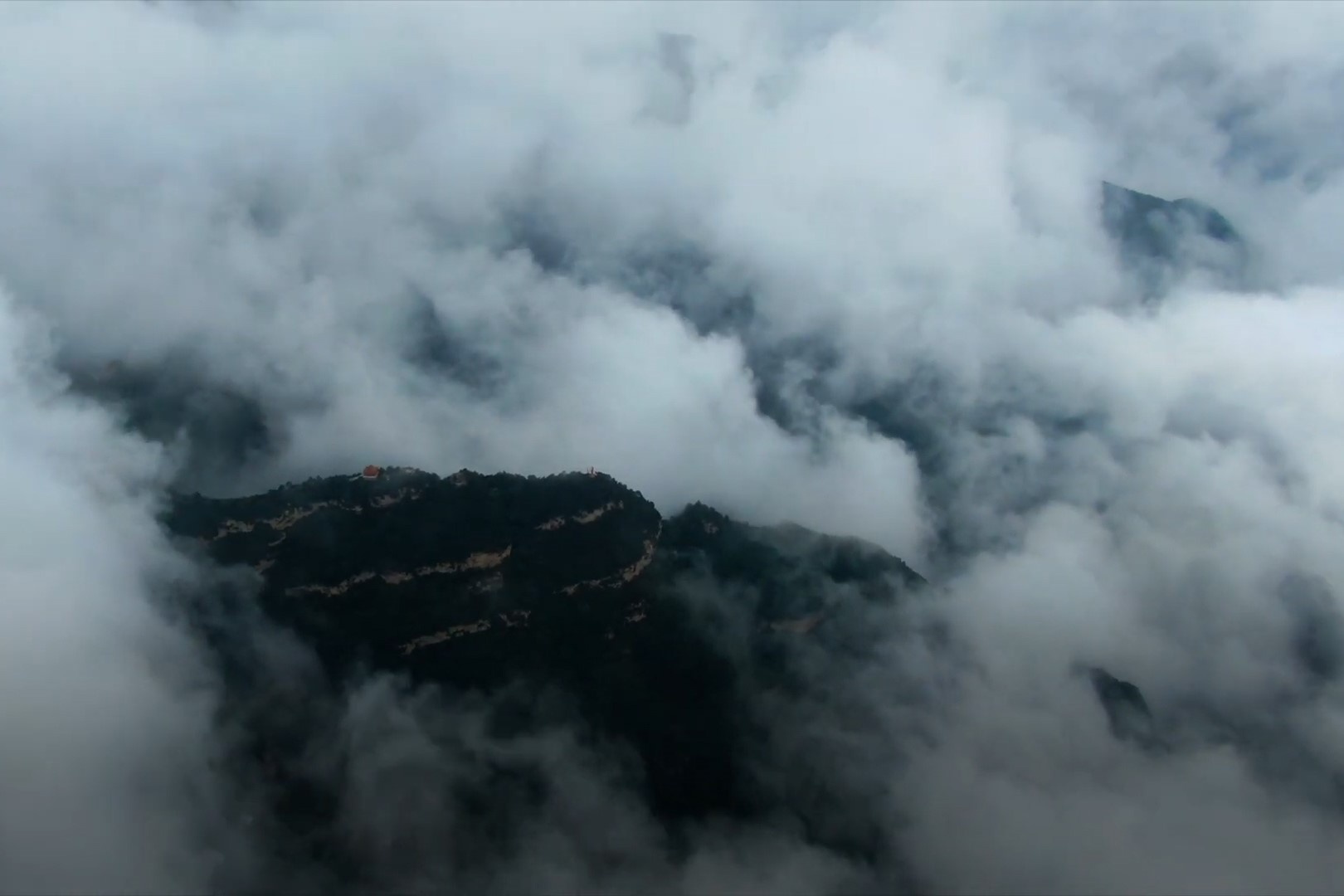 Bien may bao phu Trung Dieu Son sau mua lon hinh anh