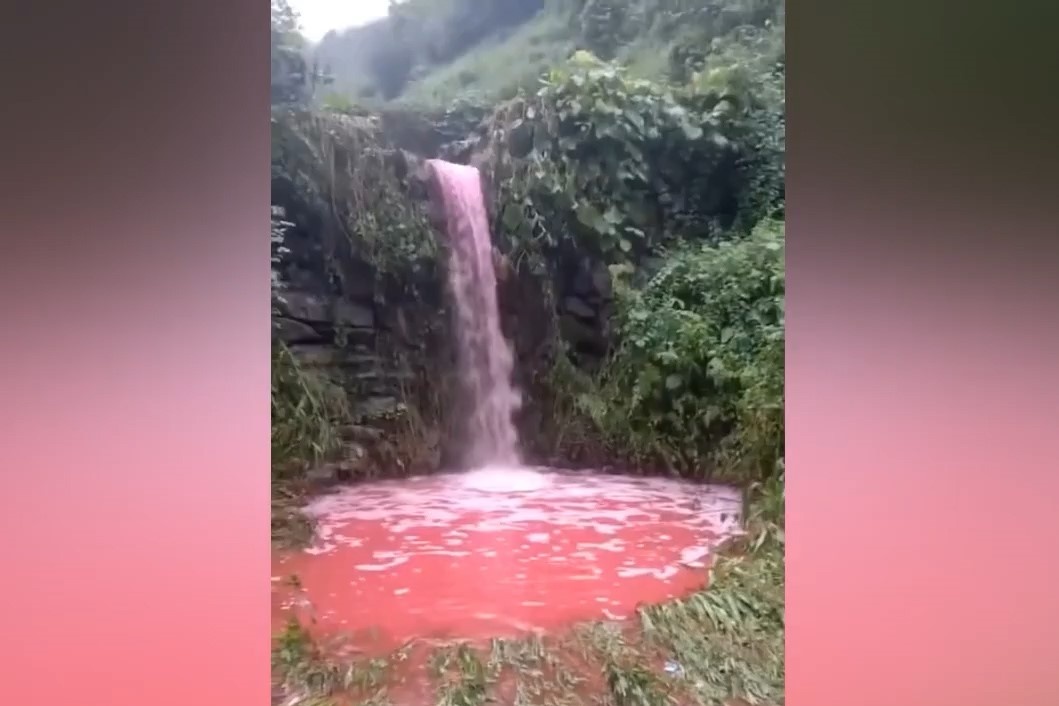 Dong song bat ngo bi nhuom do o Trung Quoc hinh anh