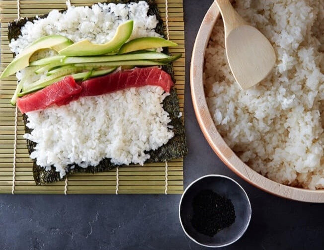 Meo nau com lam sushi hinh anh