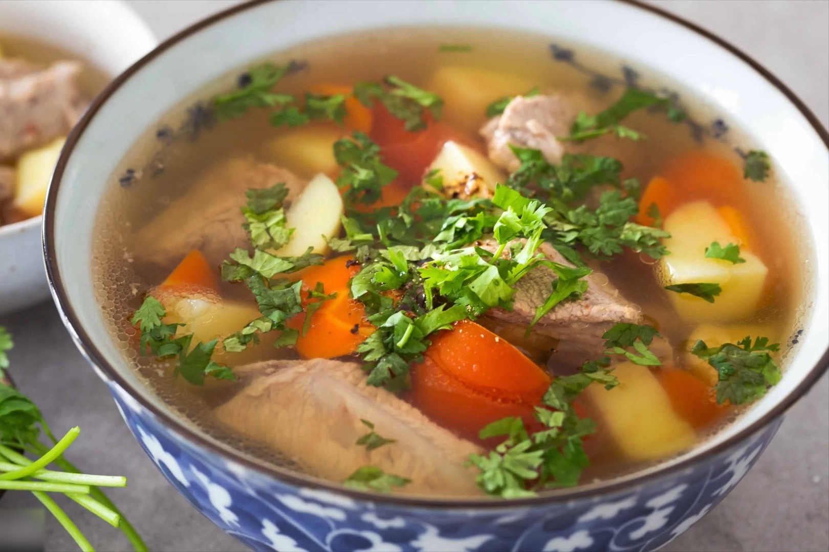 Bi quyet nau canh suon voi khoai tay, ca rot hinh anh