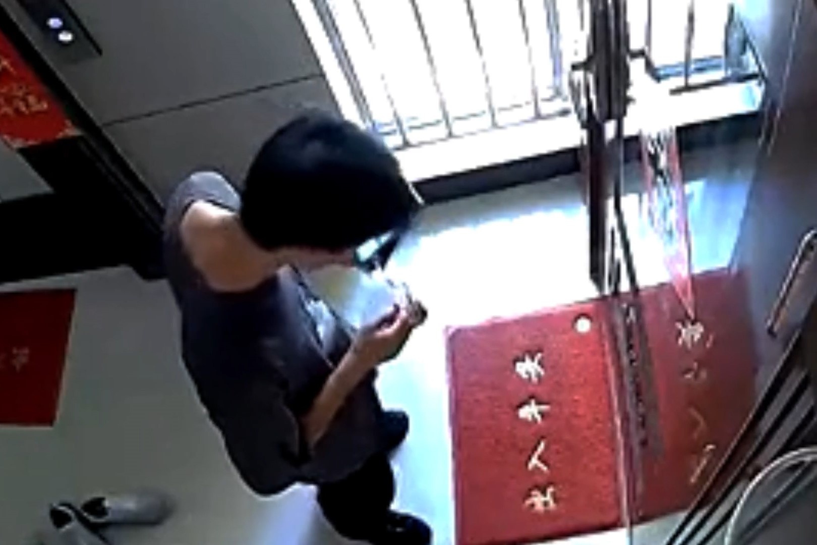 Nam shipper nho nuoc bot vao do an cua khach o Trung Quoc hinh anh