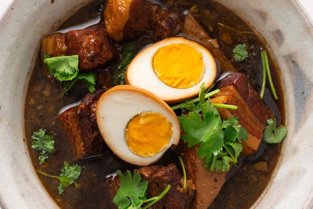 Bi quyet kho thit ba chi voi trung kieu Thai hinh anh