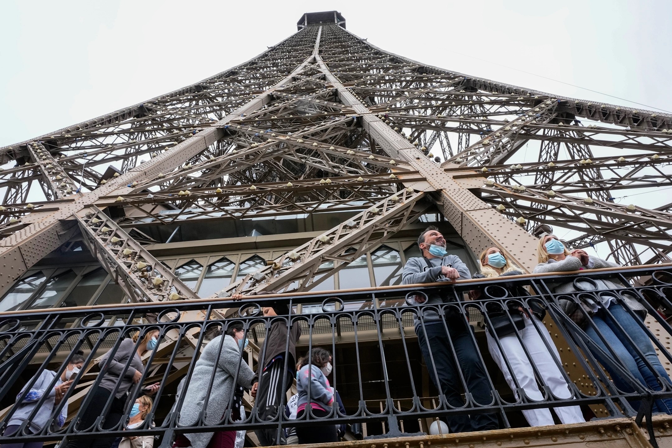 Tham quan Thap Eiffel phai co chung nhan tiem chung Covid-19 hinh anh