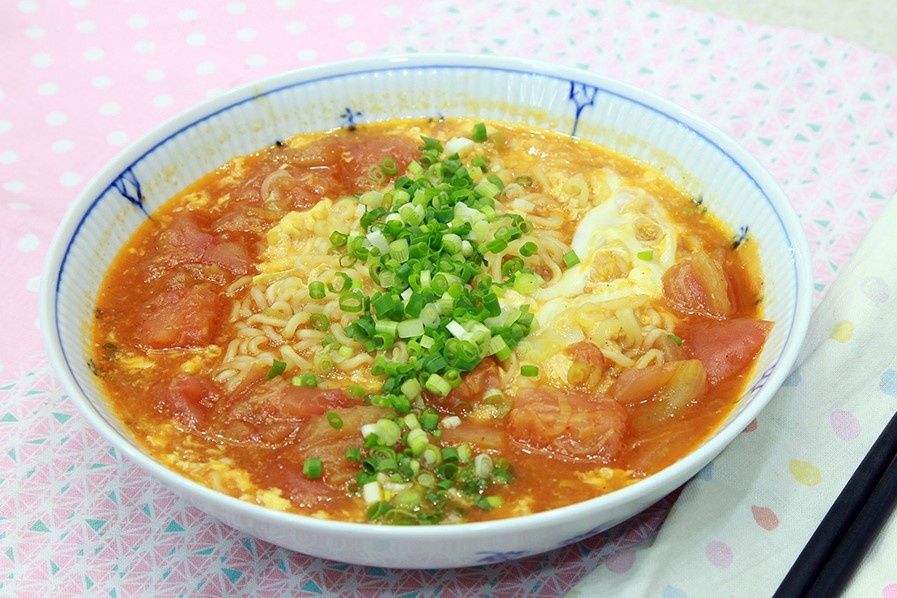 Mi nau ca chua tiet kiem cho bua sang hinh anh